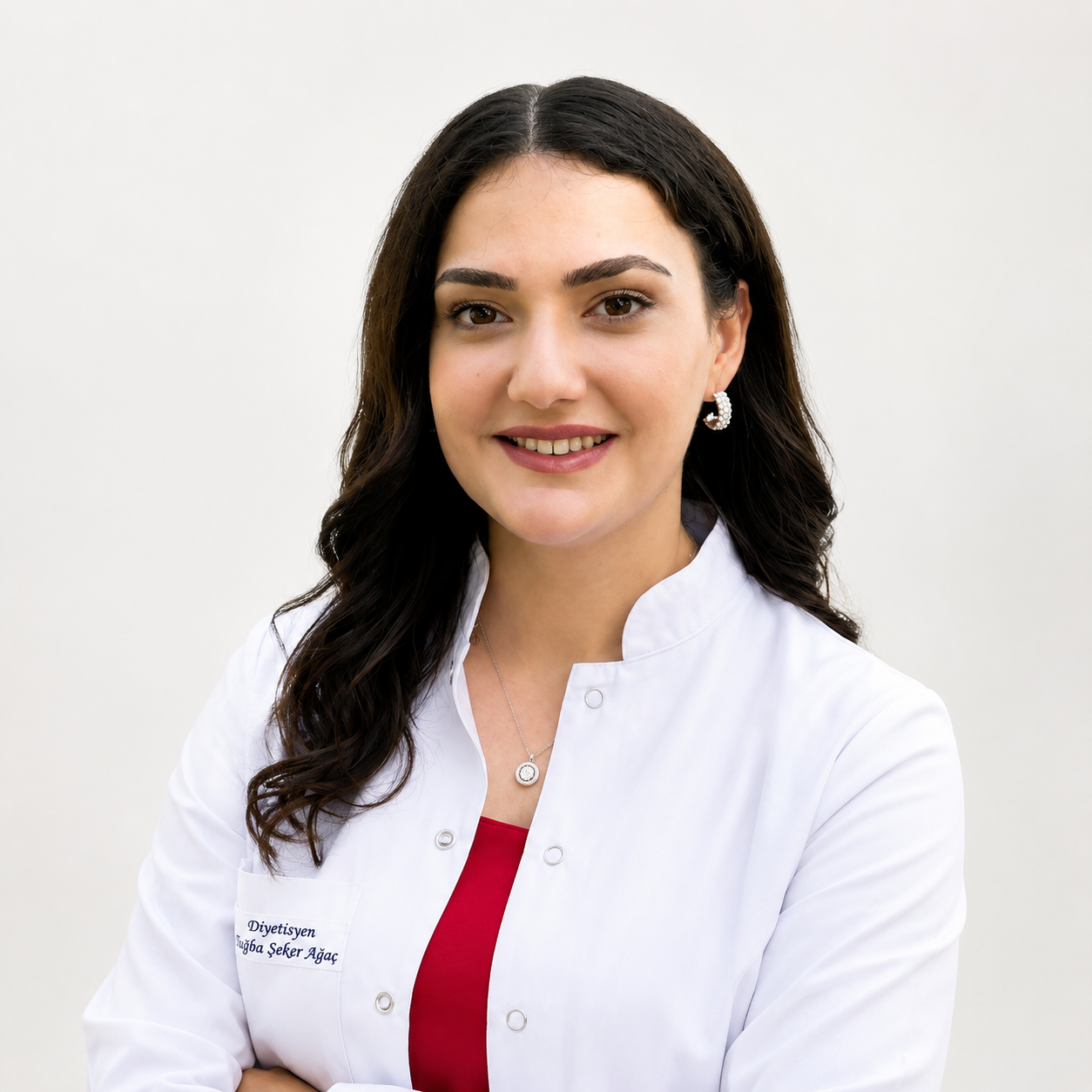 Diyetisyen Tuğba Şeker Ağaç beyaz önlüğüyle